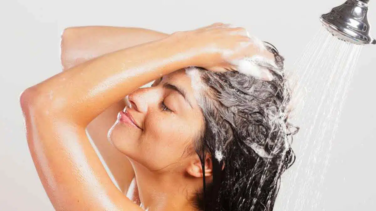 Ingin Punya Rambut Halus dan Berkilau? Lakukan 5 Cara Keramas Ini