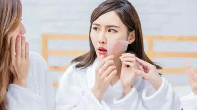 5 Daftar Kebiasaan yang Bikin Kulit Wajah Berminyak, Catat!