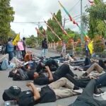 Aktivis PMII Aksi Tidur Terlentang di Depan Kantor Pemkab Sumenep