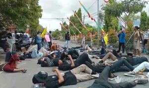 Aktivis PMII Aksi Tidur Terlentang di Depan Kantor Pemkab Sumenep