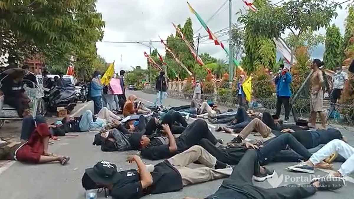 Aktivis PMII Aksi Tidur Terlentang di Depan Kantor Pemkab Sumenep