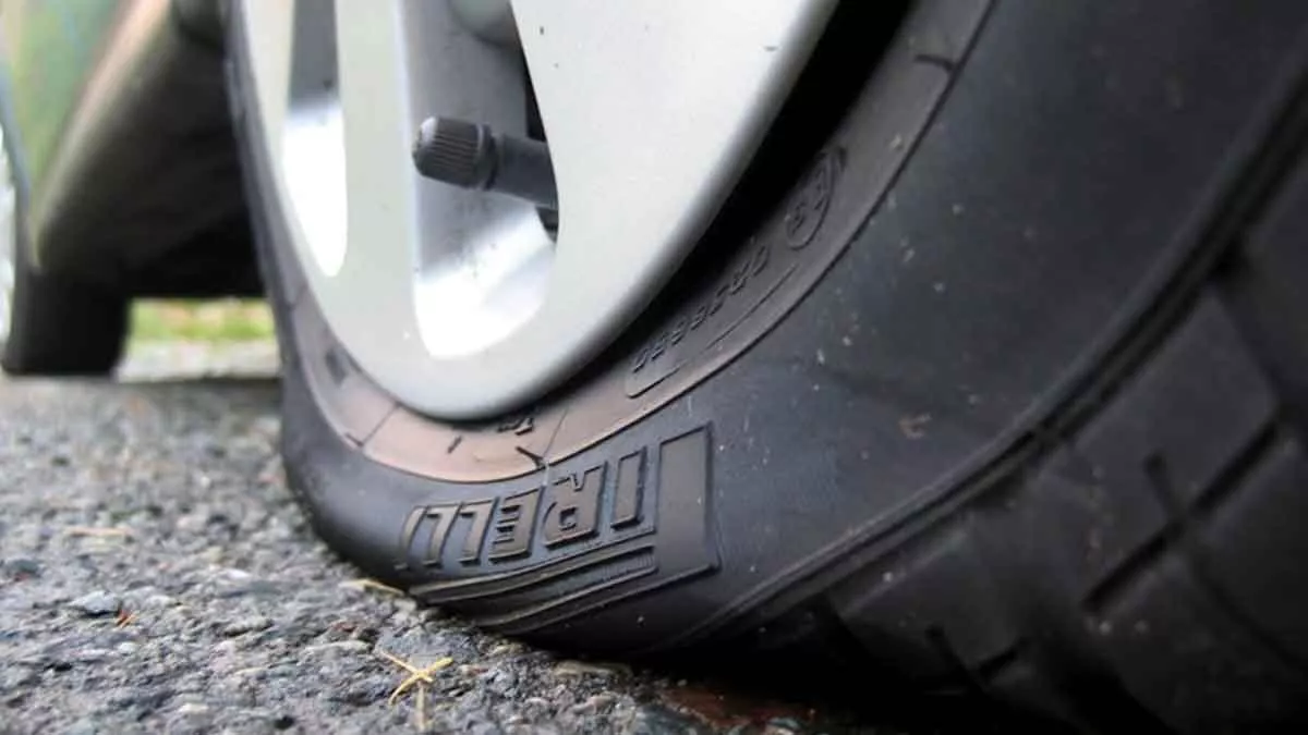 Ban-Mobil-Tertusuk-Paku-Begini-Cara-Tepat-Menanganinya