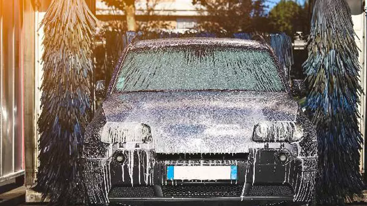 Begini Cara Cuci Mobil Listrik yang Benar dan Aman, Perhatikan!