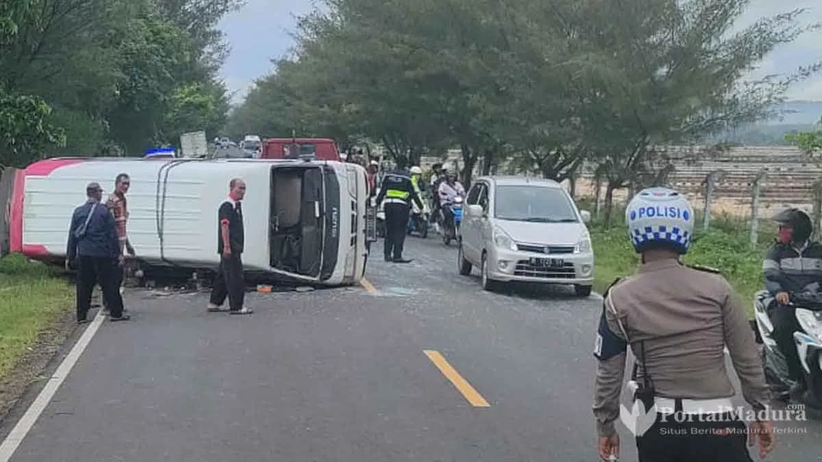 Bus Mini Guling di Sumenep, Warga Banyuwangi Meninggal