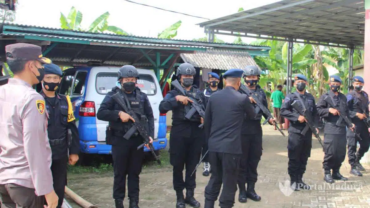 Dansat Brimob Cek Kesiapan Personel Pengamanan Pilkades Serentak 2021