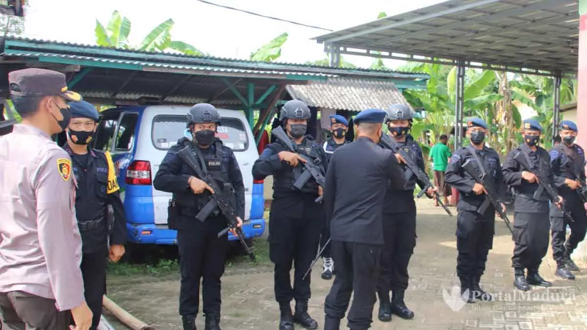 Dansat Brimob Cek Kesiapan Personel Pengamanan Pilkades Serentak 2021