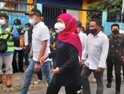 Gubernur Jatim Khofifah Blusukan Cek Pompa Pengendali Banjir