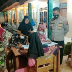 Kejar Target, Petugas Lakukan Suntik Vaksin Sampai Larut Malam