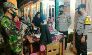 Kejar Target, Petugas Lakukan Suntik Vaksin Sampai Larut Malam