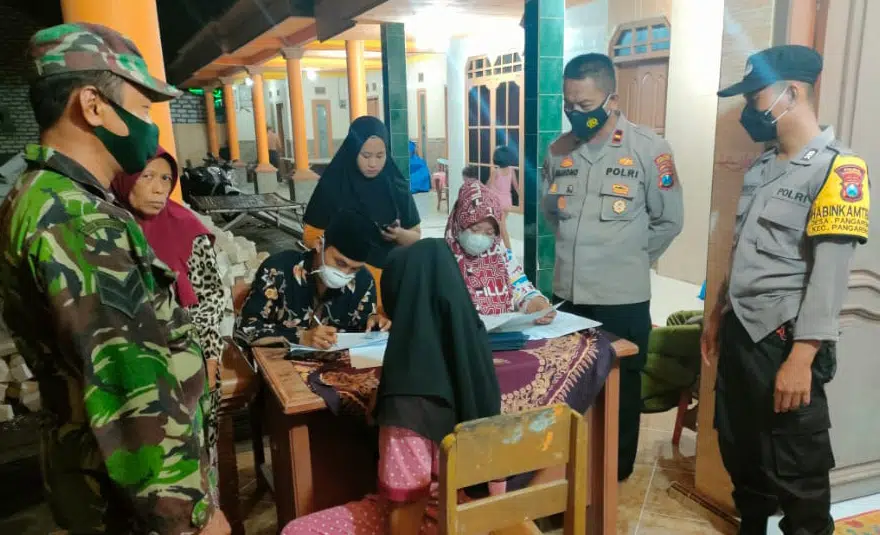 Kejar Target, Petugas Lakukan Suntik Vaksin Sampai Larut Malam