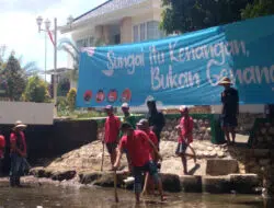 Antisipasi Banjir, Kader PDI Perjuangan Sumenep Bersihkan Sungai