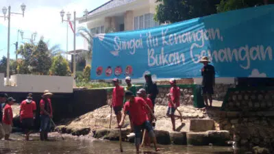 Antisipasi Banjir, Kader PDI Perjuangan Sumenep Bersihkan Sungai