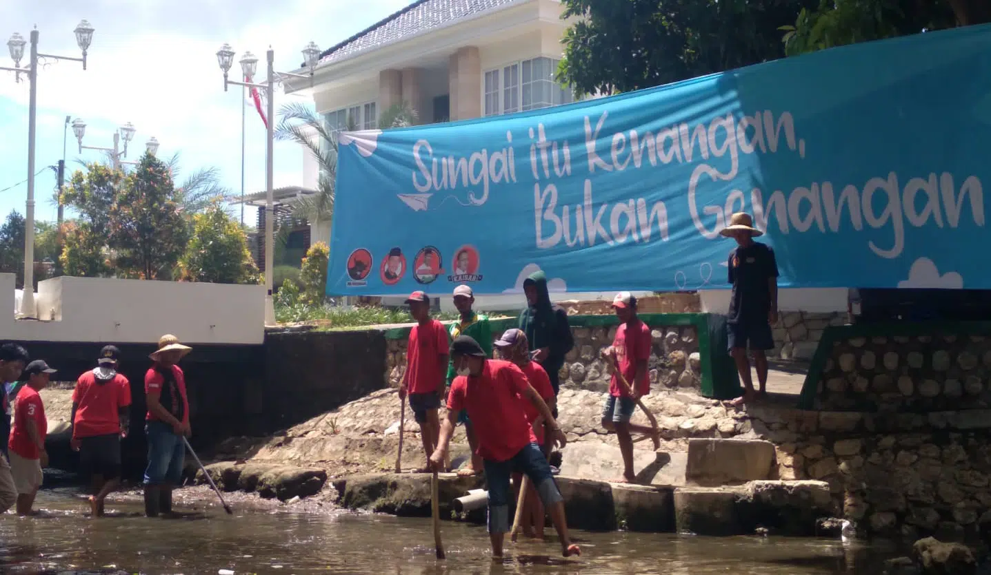 Antisipasi Banjir, Kader PDI Perjuangan Sumenep Bersihkan Sungai
