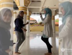 Astaghfirullah, Dua Gadis Cantik Berhijab Joget TikTok di Masjid Agung Sampang