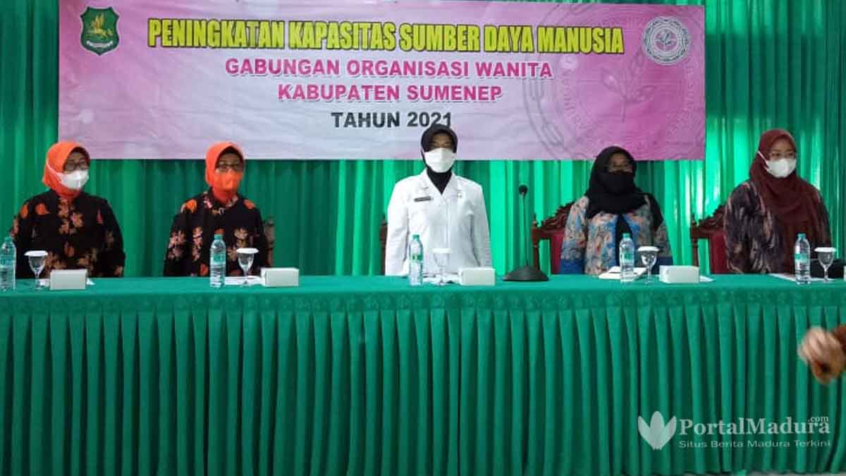 Peningkatan Kompetensi SDM, GOW Sumenep Tularkan Ilmu Merajut