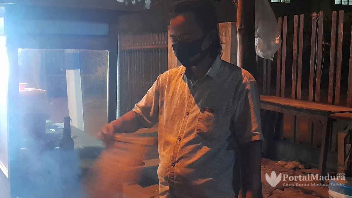 Pedagang Sate di Sampang Rajin Gunakan Masker
