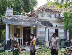Pohon Tumbang Timpa Rumah Warga Talango