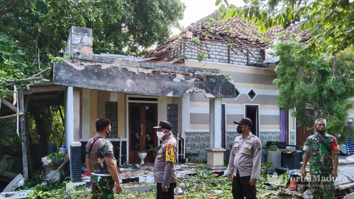 Pohon Tumbang Timpa Rumah Warga Talango