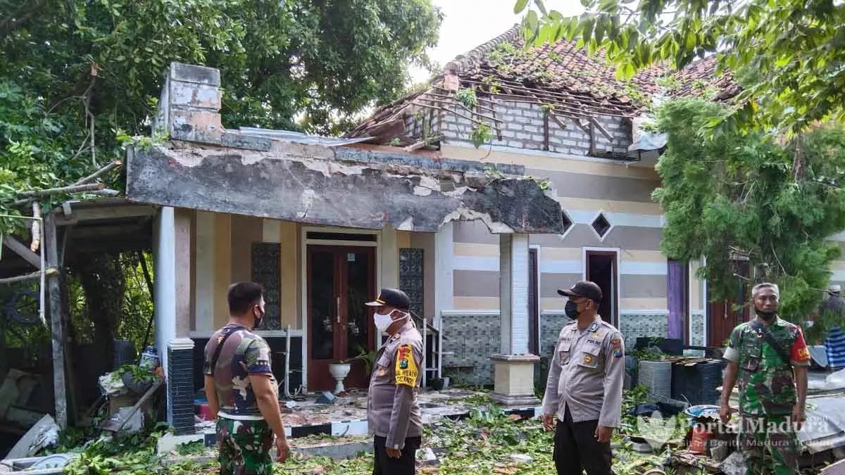 Pohon Tumbang Timpa Rumah Warga Talango