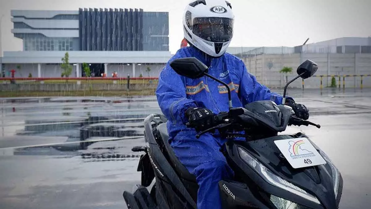 Sebaiknya Pakai Jas Hujan Jenis Ini Saat Musim Penghujan