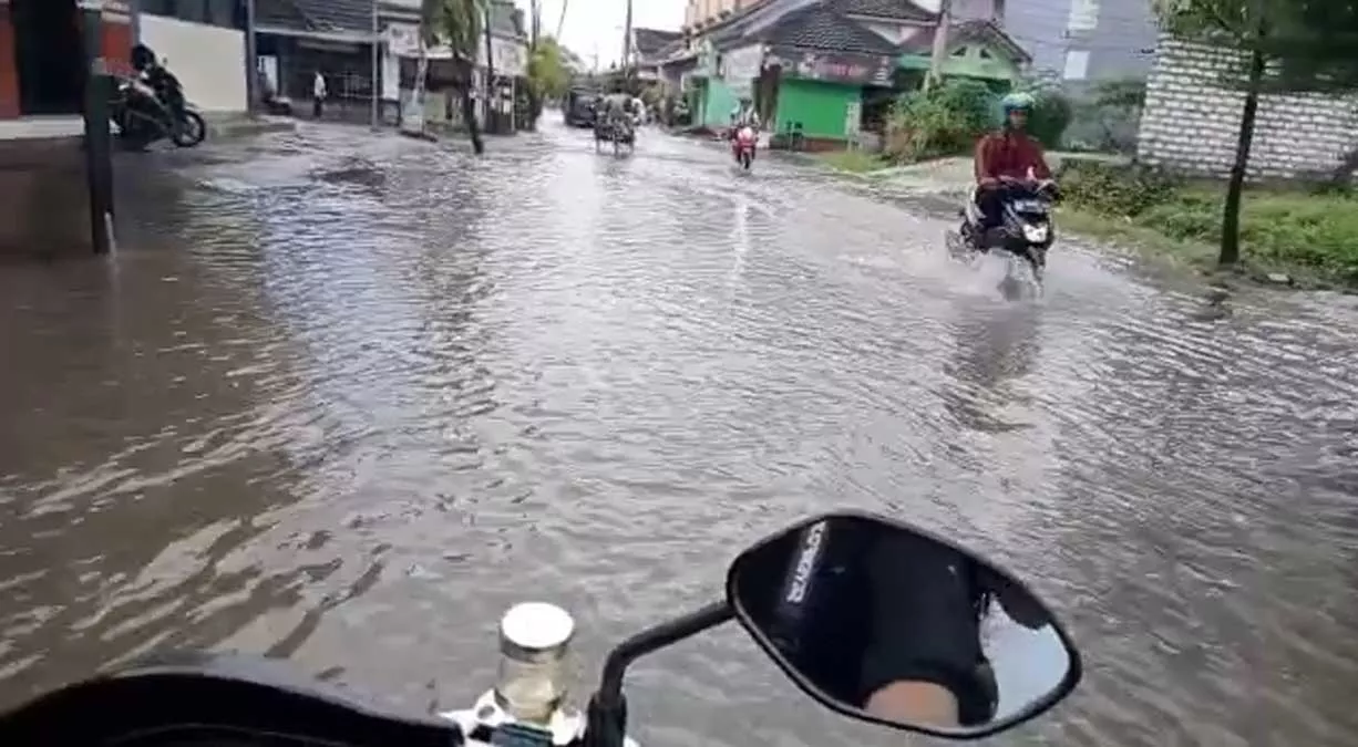 Sepanjang Jl. Sultan Abdurrahman Sumenep Direndam Air 5 Cm