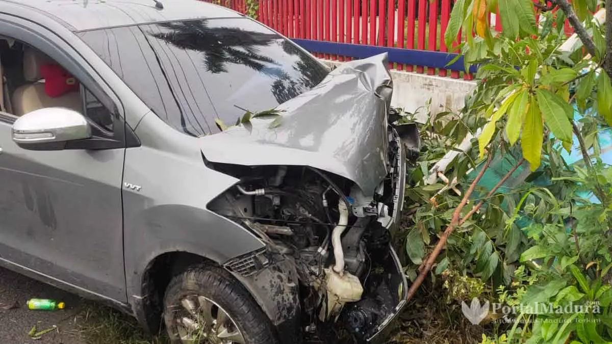 Suzuki Ertiga Hantam Pohon & Plang BLH di Patean Sumenep