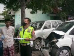 Tabrakan Adu Depan di Camplong, Mobil Kijang vs Wuling