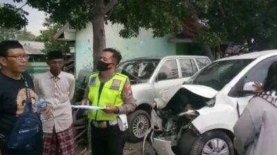 Tabrakan Adu Depan di Camplong, Mobil Kijang vs Wuling