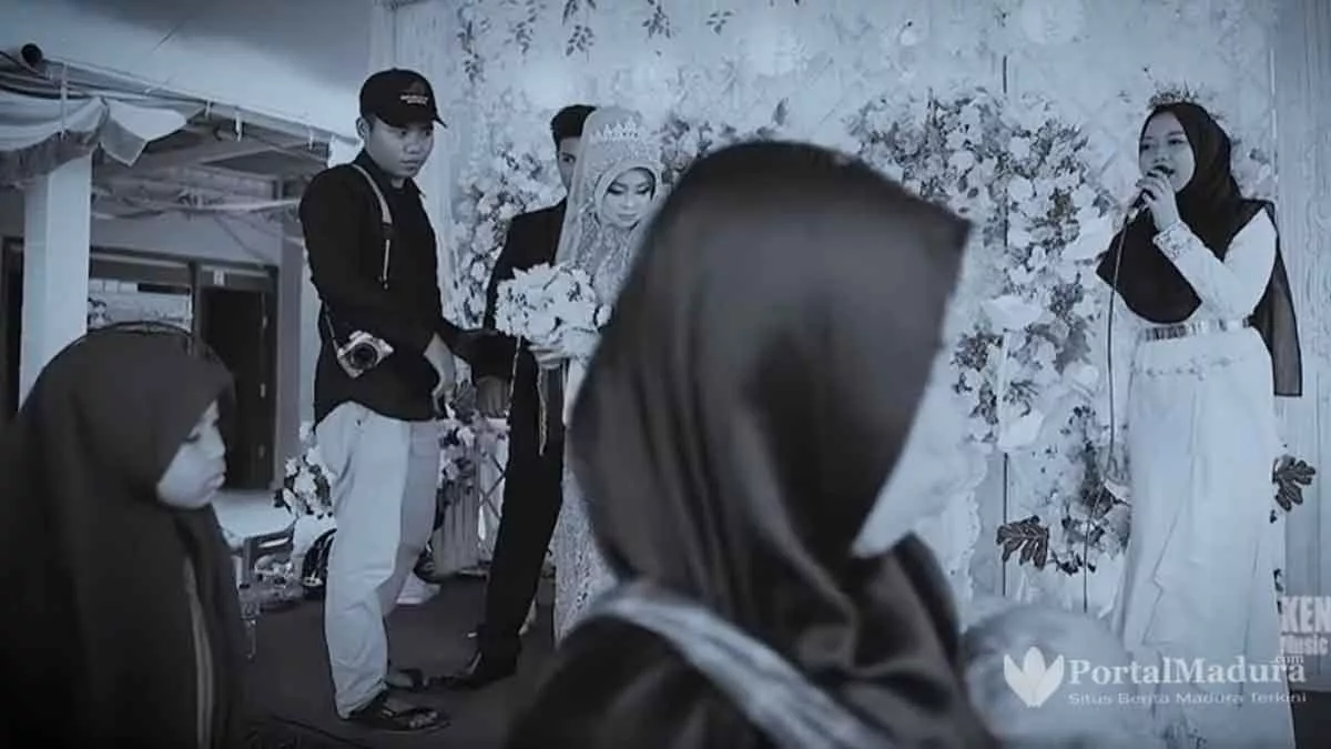 Viral Bapak Nyawer Biduan, Istri Dan Anak Ngamuk Ke Panggung Di Pamekasan - Portalmadura.com Viral Bapak Nyawer Biduan, Istri dan Anak Ngamuk ke Panggung di Pamekasan