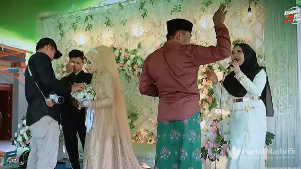 Viral Bapak Nyawer Biduan, Istri Dan Anak Ngamuk Ke Panggung Di Pamekasan - Portalmadura.com Viral Bapak Nyawer Biduan, Istri dan Anak Ngamuk ke Panggung di Pamekasan