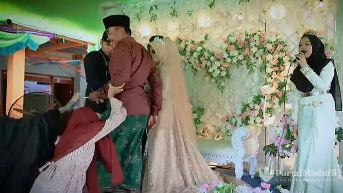 Viral Bapak Nyawer Biduan, Istri Dan Anak Ngamuk Ke Panggung Di Pamekasan - Portalmadura.com Viral Bapak Nyawer Biduan, Istri dan Anak Ngamuk ke Panggung di Pamekasan