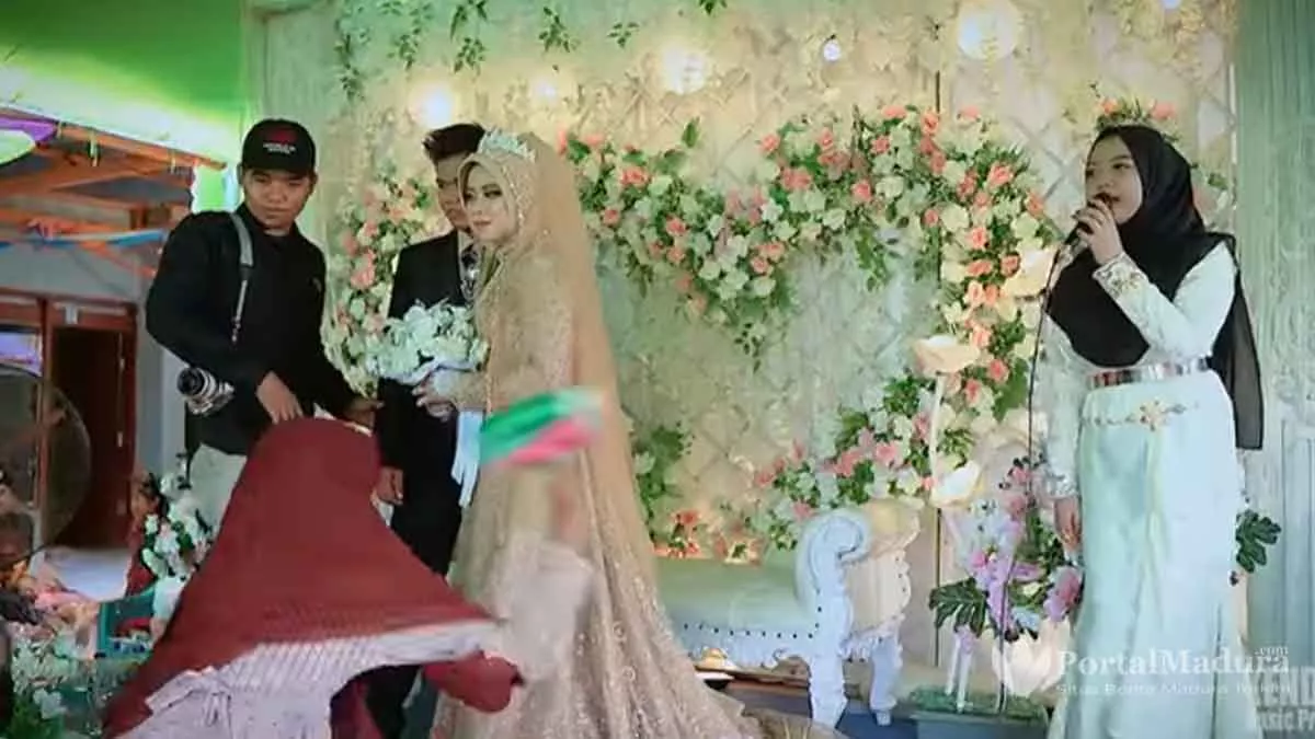 Viral Bapak Nyawer Biduan, Istri Dan Anak Ngamuk Ke Panggung Di Pamekasan - Portalmadura.com Viral Bapak Nyawer Biduan, Istri dan Anak Ngamuk ke Panggung di Pamekasan