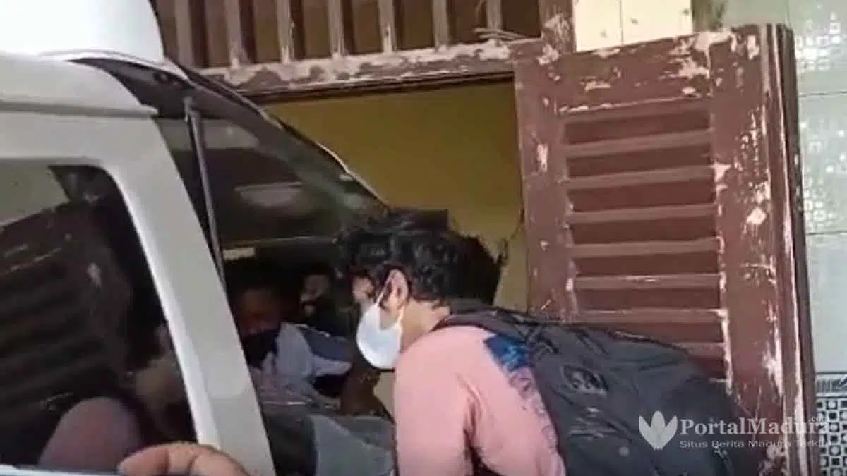 Densus 88 Geledah Rumah Warga Sumenep, Sita Sejumlah Benda Yang Diduga BB