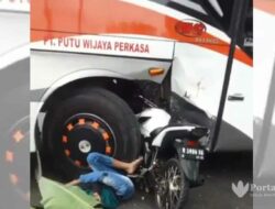 Braak! Pemotor Tewas Dilindas Roda Depan Bus di Sampang