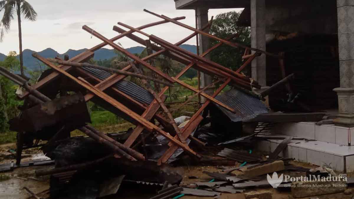 4 Bangunan Rusak Diterjang Angin Kencang Disertai Hujan Deras