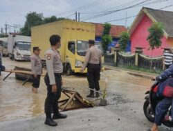 Banjir Blega Rendam 2 KM Jalan Nasional, Polisi Berjibaku Urai Kemacetan