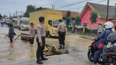 Banjir Blega Rendam 2 KM Jalan Nasional, Polisi Berjibaku Urai Kemacetan