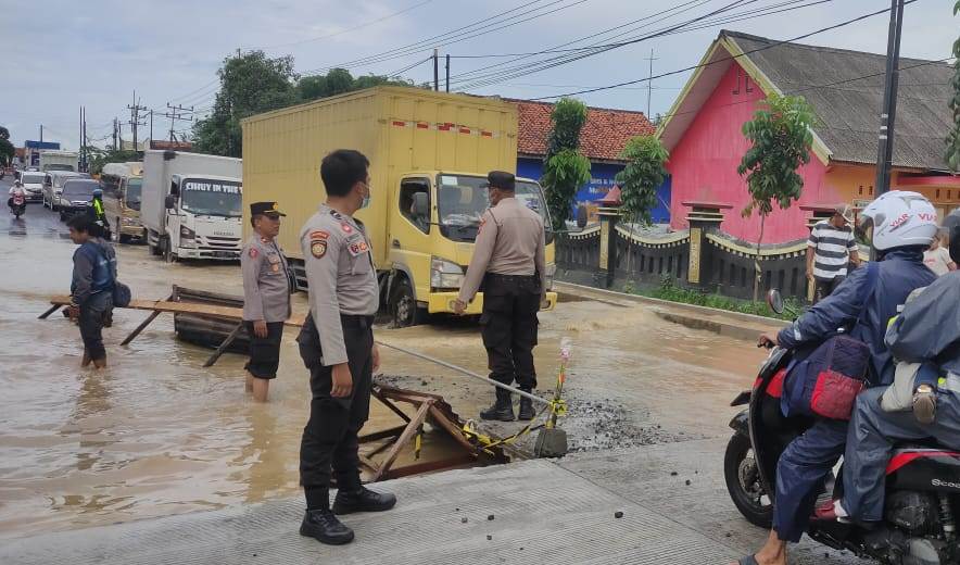 Banjir Blega Rendam 2 KM Jalan Nasional Polisi Berjibaku Urai Kemacetan