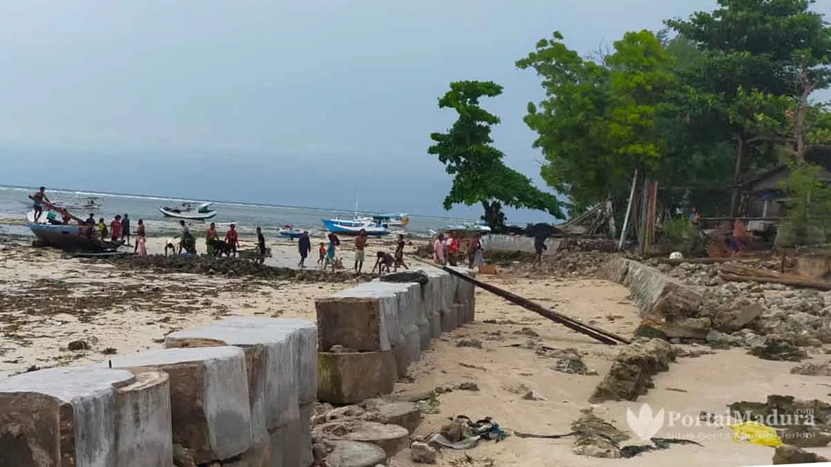 Gelombang Pasang Terjang Raas, Tangkis Laut, Perahu hingga Gudang Warga Hancur