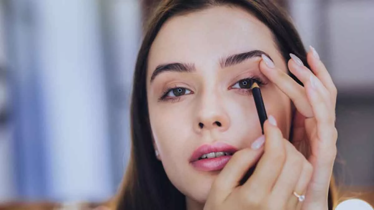 Ini Dia 5 Jenis Eyeliner yang Sesuai dengan Kelopak Mata Anda