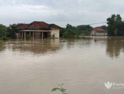 Kondisi Banjir Jrengik Sampang, Pemotor Diminta Hati-hati