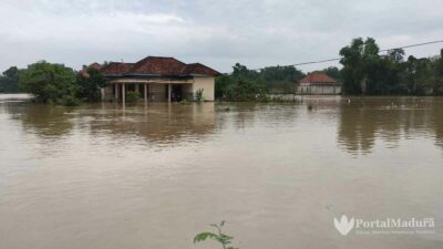 Kondisi Banjir Jrengik Sampang, Pemotor Diminta Hati-hati