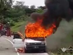 Mobil Guru Ngaji Hangus Terbakar