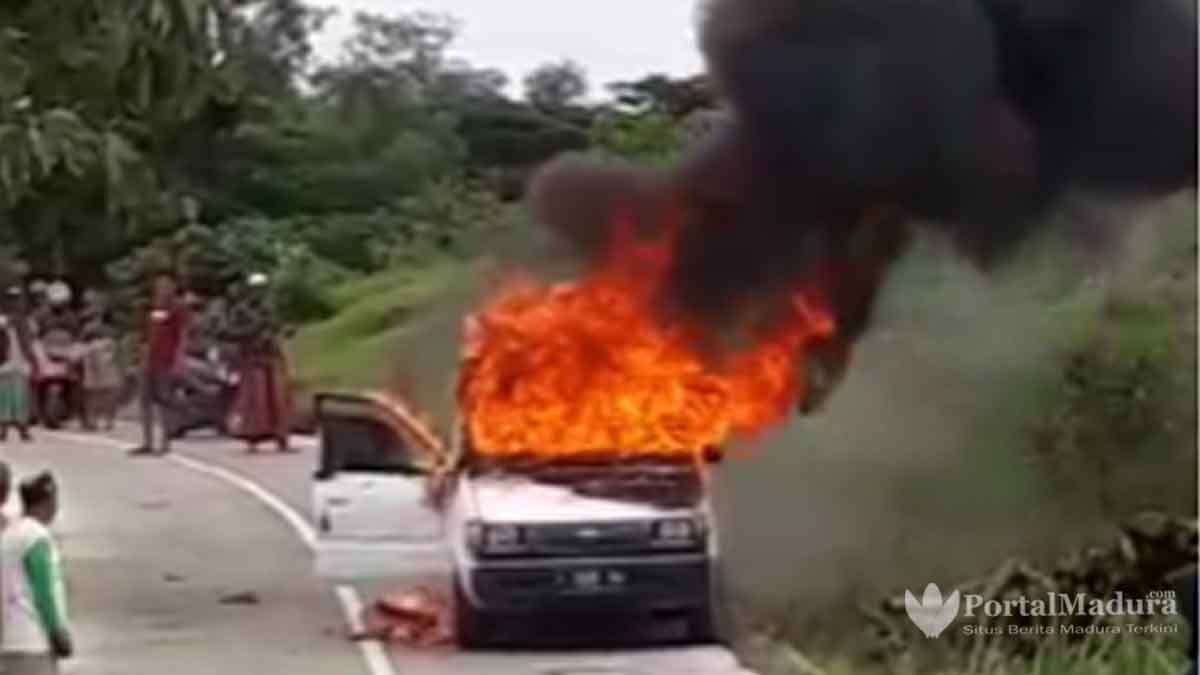 Mobil Guru Ngaji Hangus Terbakar