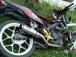 Naik Motor, Pelajar Gegar Otak Hantam Truk di Sampang