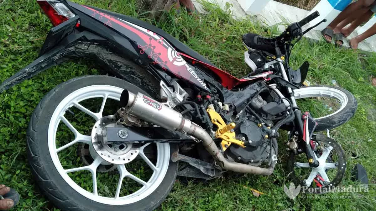 Naik Motor, Pelajar Gegar Otak Hantam Truk di Sampang