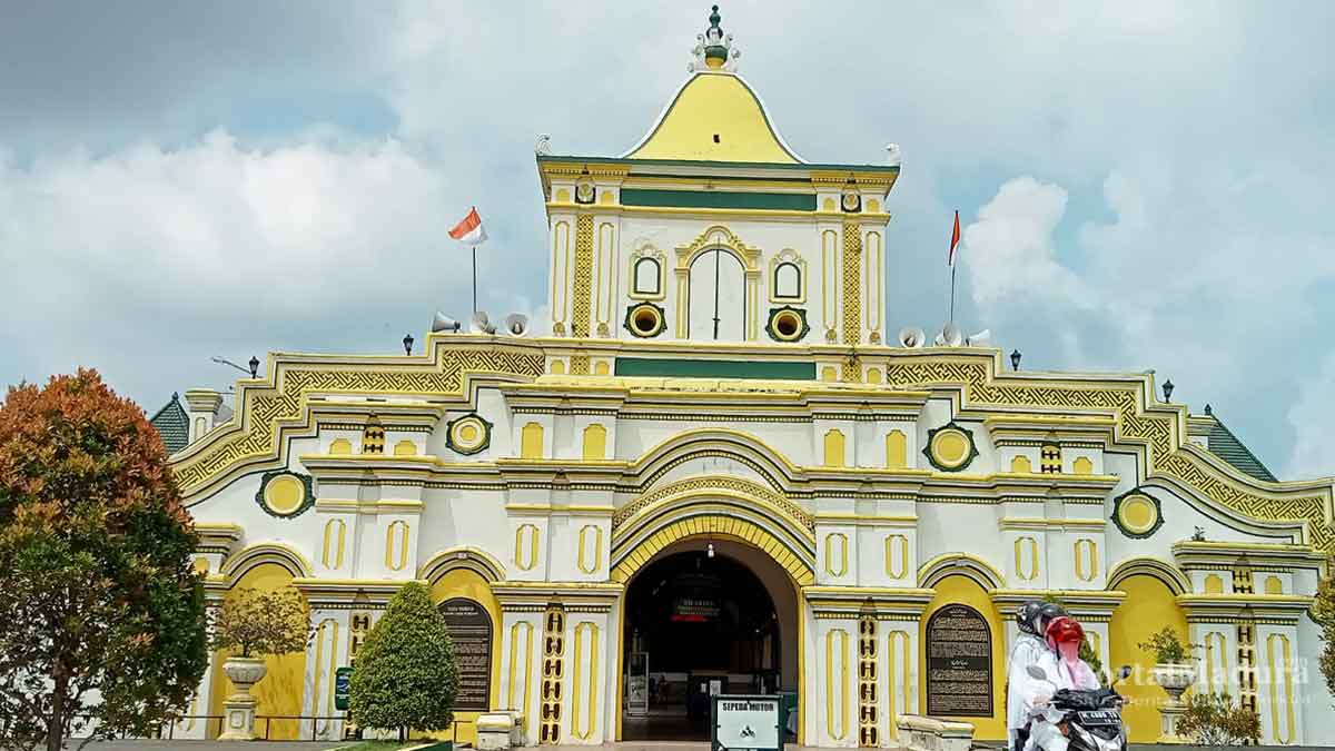 Nataru Masjid Jamik Sumenep Tetap Terima Kunjungan Wisata