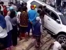 Pajero Sport Jalan Sendiri Nyaris Kecebur Laut Talango