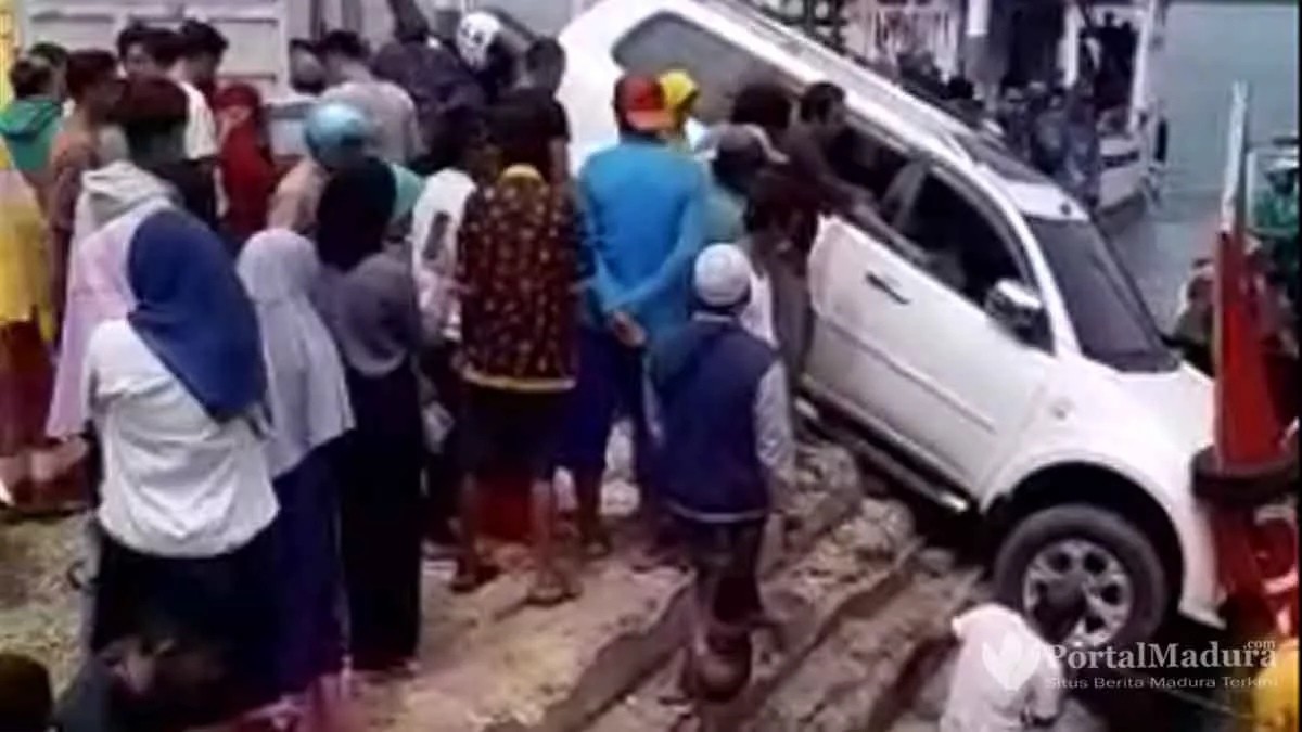Pajero Sport Jalan Sendiri Nyaris Kecebur Laut Talango