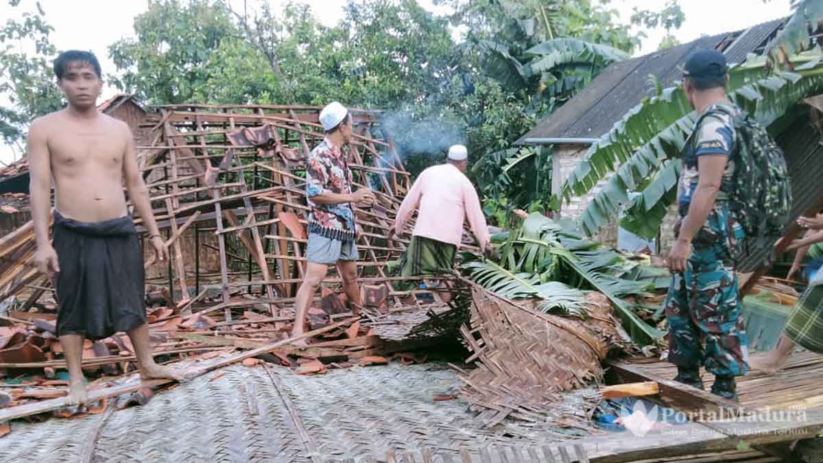 Pasca 4 Rumah Diterjang Angin Kencang Warga Sampang Bersihkan Reruntuhan